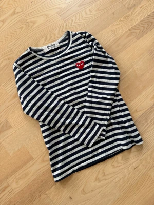 comme des garcons - Riktigt fet långärmad tröja ifrån comme des garcons i storlek S den är i bra skick och vid frågor om bilder eller liknade så är det bara att fråga🙂💛