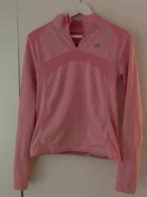Rosa sporttröja med halv dragkedja - Snygg rosa sporttröja från Sportful med halv dragkedja🌷 Köpt i mantorp stadium