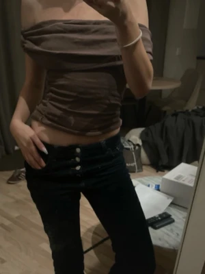 Off-shoulder topp från H&M, aldrig använd  - Super cool och trendig topp som aldrig använts 