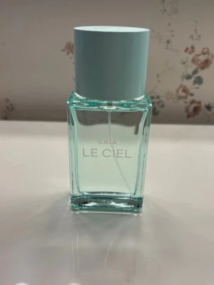 CAIA Le Ciel parfym - Fräsch parfym från CAIA med namnet Le Ciel. Endast testat en gång, 50 ml. 