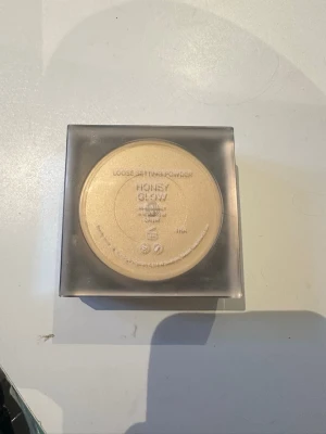 Loose Setting Powder Honey Glow - Loose Setting Powder i färgen  Honey Glow från Caia, endast testad 1 gång. Ordinarie pris 345