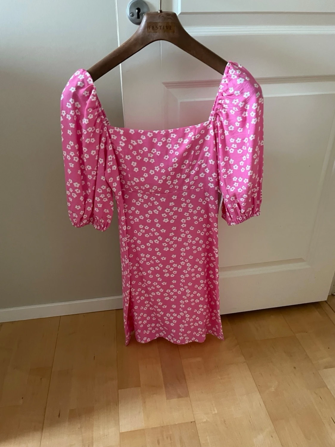 Rosa blommig klänning med puffärm - 1