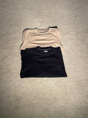 2-pack stickade tröjor från MNG - Två stickade tröjor från MNG, en i beige och en i mörkblått. Båda har rund halsringning och ribbade muddar. Perfekta för lager på lager och passar till det mesta i garderoben. Strk 164 13-14y men passar dig som bär xs!