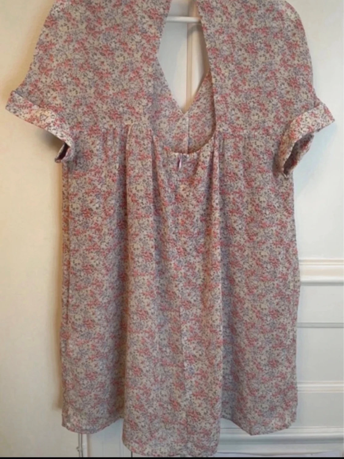 Blommig kortklänning med v-ringning - 1