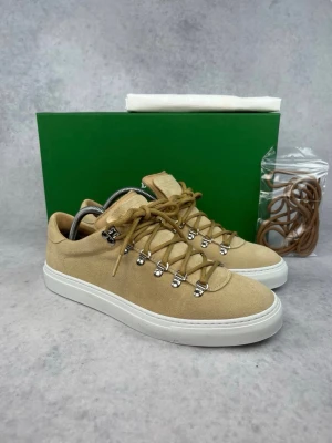 Olivgröna sneakers i mocka - Säljer ett par olivgröna sneakers från Diemme i mjuk mocka med vita sulor.   Skorna är aldrig använda o därför i mycket bra skick. Nya snören, box och en påse ingår självklart.