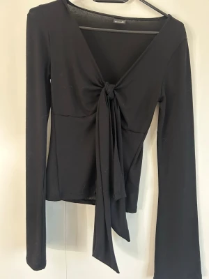 Gina tricot - Tröja med knytning och öppen mage, använd fåtal gånger storlek xs🥰