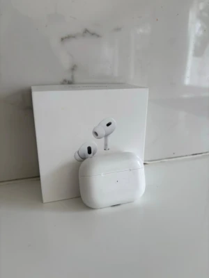 AirPods 2 pro - Fina AirPods i jättebra skick, använt men har aldrig strulat har även nyss bytt pluppar på de så  dom är som nya✅ -äkta✅ - du får med allt som syns på bilderna👍 Nypris ligger runt 2300kr mitt pris: 1099🙌🏼 (Hör gärna av dig vid frågor)