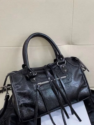 Svart väska, citybag inspirerad - Kan sänka pris! Säljer en rymlig svart axelväska med både handtag och lång axelrem. Köpt sexond hand💞💞Bra skick, bara små slitage som ger en cool effekt. Väskan har metalldetaljer och rimlig insida. 💕💕 