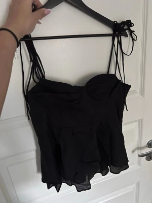 Svart korsettopp med snörning - Från Zara i strl L men lite i storleken och passar mig som har S/M💞💞