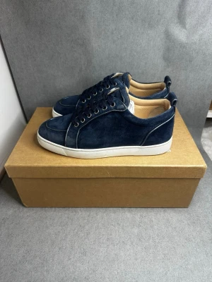 Christian Louboutin Skor - Säljer ett Par Christian Loboutin i Fint skick Skick: 9,3/10 🎴  Inkluderat: Allt ingår! ♦️  Pris: 3999kr ej hugget i sten 🥇 Storlek: 39,5 i skon men de passar 41! ♣️  Snabbaffär = priset sänks-SERIÖSA BUD