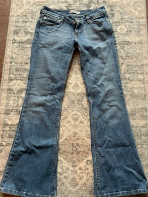 Levis - Midjemått: 35,5 cm tvärs över Innerbenslängd: 74 cm