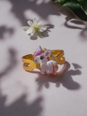Guldring med enhörning och regnbågsfärger - Fler färger finns - Söt guldfärgad ring med en liten enhörning i vitt, rosa, gult och blått. Enhörningen har glittrande detaljer och ringen har en öppen design som gör den justerbar. Perfekt för dig som gillar färgglada och lekfulla accessoarer. Går att få ringen i silver och annan färg på enhörningen. Ringen går att göra mindre och större i storlek 