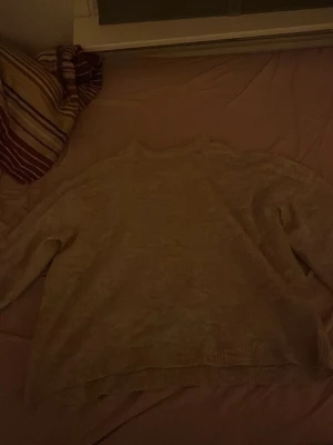 Olika stickade tröjor  - Säljer en 2 stickade tröjor skit nice att ha på sig bekväma och sköna kort ärm men ändå varma en ljus rosa och en mörk rosa. Säljer en grön stickad tröja med halvt överdrag där uppe men kan dra ner jätte mysig och härlig att ha på sig. Och säljer en brun svart tröja med volanger vid armarna jätte skön. 