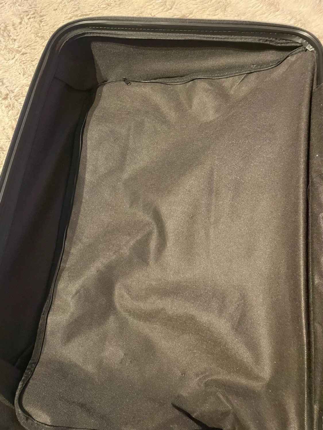 Svart hård resväska från Epic - 2