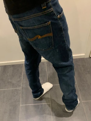 Grim Tim Nudie Jeans Deep Blue Faded - Tjena säljer dessa tvärfeta jeans som ser ännu snyggare ut i verkligheten med faden och färgen, grim Tim modell storlek w32/l32, men midjan skulle även passa w31. Skriv gärna vid intresse!