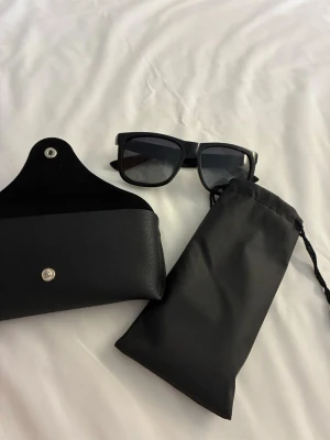 Rayba solglasögon  - Snygga solglasögon passar bra och är väldigt snygga, skriv vid frågor!