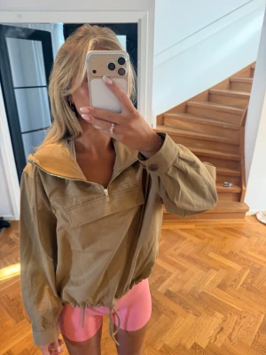 Trench jacka  - Säljer denna sååå söta trench jacka❤️❤️🤍🤍