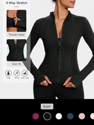 Svart slim fit träningsjacka - Snygg svart träningsjacka med slim fit och tumhål i ärmarna. Jackan har dragkedja framtill och är tillverkad i ett stretchigt material som ger bra rörelsefrihet. Perfekt för yoga, tennis eller andra sportaktiviteter. Använd endast en gång