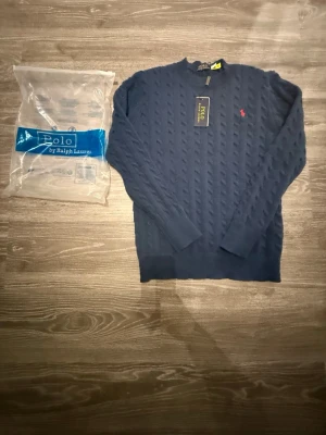 Blå stickad tröja  - Inga problem alls helt ny pris går att diskuteras dm vid intresse.