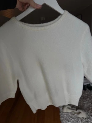 Vit stickad tröja från Zara - Säljer en enkel och stilren vit stickad tröja från Zara. Använd några få gånger för länge sedan. Super fin och skön. Inga fläckar🩷skriv i  dm ifall du undrar något 