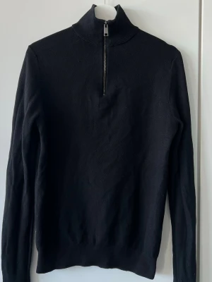 Svart stickad tröja med halv dragkedja - Från franska märket Celio. Nypris 36€ 