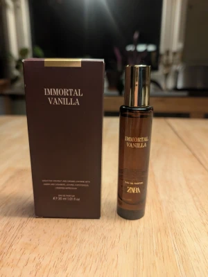 Immortal Vanilla Eau de Parfum Zara - Immortal Vanilla 30ml. Använd några gånger, se bild. Doften har inslag av vanilj, kokos och karamell. Kolla gärna min profil, jag har fler parfymer. 