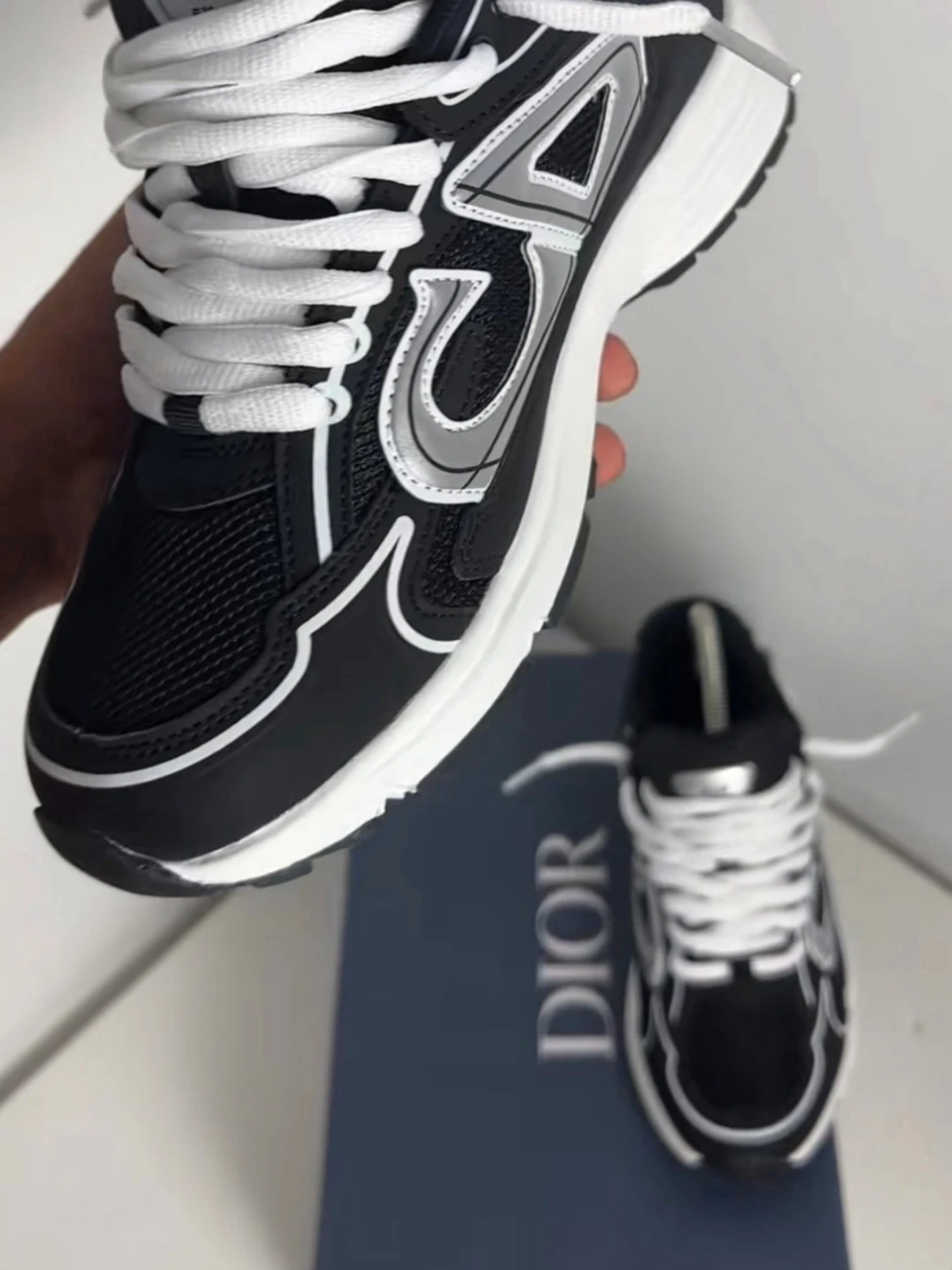 Svarta Dior sneakers med vita detaljer