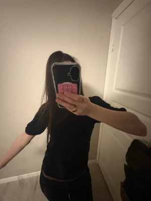 Svart tight t-shirt i bomull - Enkel och stilren svart t-shirt med tight passform och korta ärmar med lite puff på sidorna och är perfekt till sommaren, använt några få gånger❣️