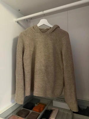 Beige stickad hoodie - En mysig stickad hoodie från Gina tricot som andvänts få gånger. Jätte skön och jätte fin🩷