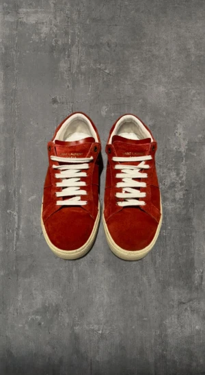 Saint Laurent skor - Extremt snygga röda saint Laurent skor i jätte bra skick! Model SL/01 och Storleken är 41 - men passar 42. Kontakta mig om du har några frågor, och priset är inte hugget i sten!