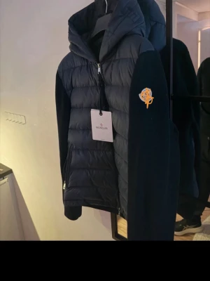 cardigan från Zara - helt ny cardigan storlek L stilren passar med allt lite kort men modellen ska sitta så så om du har för lång överkropp den kanske kan sitta lite kort jag är 183cm och den är på gränsen men sitter fint! 