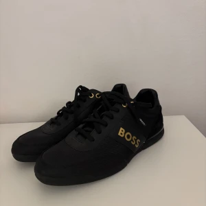 Hugo Boss skor - Säljer dessa helt nya Hugo Boss skorna, har aldrig använt dom. Perfekt både till vardags och fest. Storlek 41.