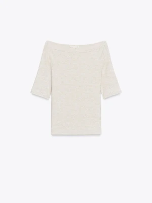 Beige topp med båtrigning - Stilren beige topp med offshoulder-skärning och halvlånga ärmar. Tillverkad i mjukt material som ger en avslappnad men ändå chic look.  Har använts en gång. Är storlek L men passar som M