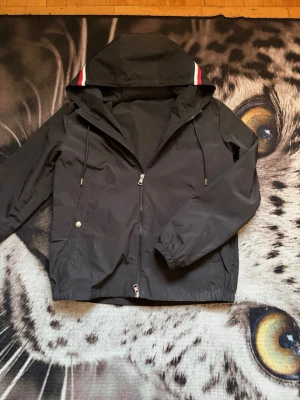 Moncler windbreaker  - Säljer nu en moncler windbreaker, mycket bra skick, ända felet är de 2 små hål du ser i sista bilden men syns ej vid användning, perfekt för detta väder nu, storlek 2, passar M-S, kan gå ner i pris vid snabb affär, skriv för mer bilder o info ℹ️💫