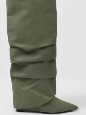 gröna stövlar i mocka Nelly - Säljer ett par gröna stövlar med slouchy design och spetsig tå. Stövlarna har låg klack och är tillverkade i mjuk mocka som ger en lyxig känsla. Perfekta för dig som vill sticka ut med en trendig och unik look.Super populära från nelly! Storlek 38. Nypris är 899kr. Säljer även ett par beigea