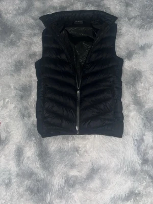 Alessandro zavetti vest  - Alessandro zavetti vest perfekt för våren och sommar kvällar. Säljer den för jag vill ha pengar 