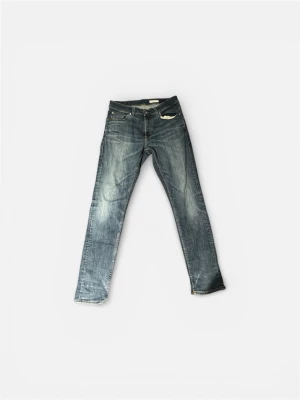 Tiger of sweden jeans - Snygga blå slim fit jeans med lätt slitna detaljer och klassisk femficksdesign. Jeansen har normal midja och smala ben, perfekt för en trendig och avslappnad stil. Passar till det mesta och är ett måste i garderoben.