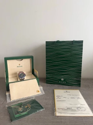 Klocka - En fin och elegant klocka för män som passar perfekt för handen och kan förminskas jätte enkelt.