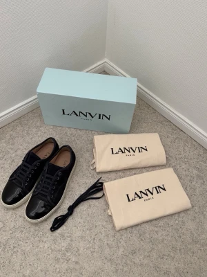 Lanvin - Säljer ett par lanvin dbb1 patent cap toe i marinblå | väldigt bra skick se bilder | storlek uk6 eu40 passar mer 41-42 | allt i bilden medföljer | pris går att diskutera vid snabb och enkel affär |