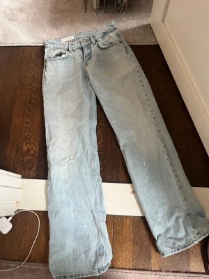 Ljusblå raka jeans från Zara  - Säljer ett par ljusblå jeans från Zara med klassisk femficksdesign och raka ben. Har knappt använt dom då de är för små. 