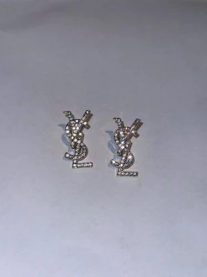 Örhängen  - Helt nya i obruten förpackning 