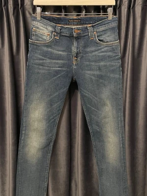 Nudie jeans - SLIM FIT - Nudie jeans - skick 8,5/10 - storlek 31/32, men passar w29 i midjan - sjukt snygga nudie jeans med fet tvätt! - hör av er vid frågor🙌