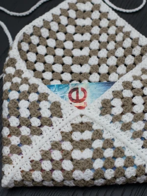 Virkad booksleeve  - Virkad booksleeve, passar bland annat häftade böcker (storpocket). Boken på bilden är 13,5x21cm.  Virkad i akrylgarn. Den ljusbruna färgen är svår att få rätt på bild, den stämmer mest överens med sista bilden.  Färger kan variera beroende på skärminställningar.  Obs boken ingår inte.