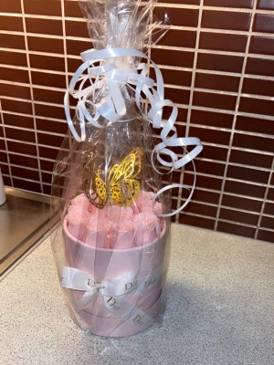 Evighetsrosor i söt present förpackning  - Säljer en lyxig rosa presentbox fylld med konstgjorda rosor och dekorerad med en guldfärgad fjäril och vitt lyxigt band 🎀 . Boxen är elegant inslagen. Passar helt Perfekt som gåva eller dekoration till hemmet. 