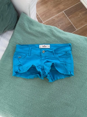 Hollister lågmidjade jeansshorts  - Storlek W25 ~ XS. Rakt över midjemått: 38cm. Skickas inom 24h. Se liknande plagg i min profil! 