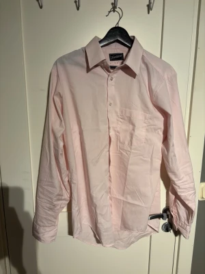 Rosa skjorta  - Tja, säljer nu min rosa skjorta, den har en litet märke nere vid armen och därmed priset 