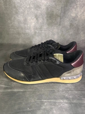 Valentino rockrunners  - fint skick | Size 42,5 passar 43| fraktar spårbart inom 24 timmar |  för att köpa klicka ” köp nu” | vid frågor skriv ett meddelande |
