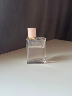 Burberry her parfym  - Burberry her parfym 30 ml men ni ser hur mycket som är använt 