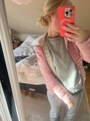 Ljusrosa pufferjacka från Colmar  - !!STORLEK 12Y (154)!!Säljer en ljusrosa pufferjacka från Colmar med vit insida och dragkedja framtill. Jackan har en smal passform, huva och Colmar logga på ärmen. Tillverkad i lätt, quiltat material som är perfekt för kalla vinterdagar. 