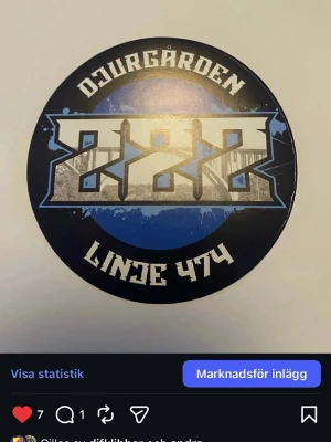 Djurgården och Värmdö klistermärken - Två olika klistermärken med Djurgården-tema. Ett runt märke med texten 'Djurgården LINDE 474' i svart, vitt och blått samt ett rektangulärt märke med texten 'VÄRMDÖ' i vit graffiti-stil mot blå-svart bakgrund. Perfekt för att dekorera laptop, mobil eller cykel.